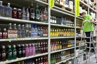 Les spiritueux restent des boissons d'homme: 22% en consomment au moins une fois par semaine contre 11% pour les femmes (Archives). KEYSTONE/ALESSANDRO DELLA BELLA